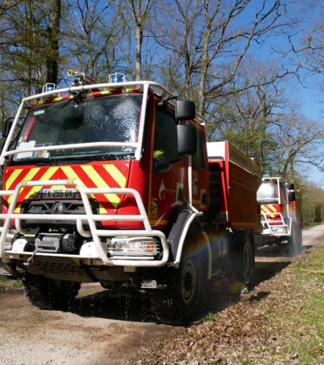 Camion de pompier d'intervention feux de forêt