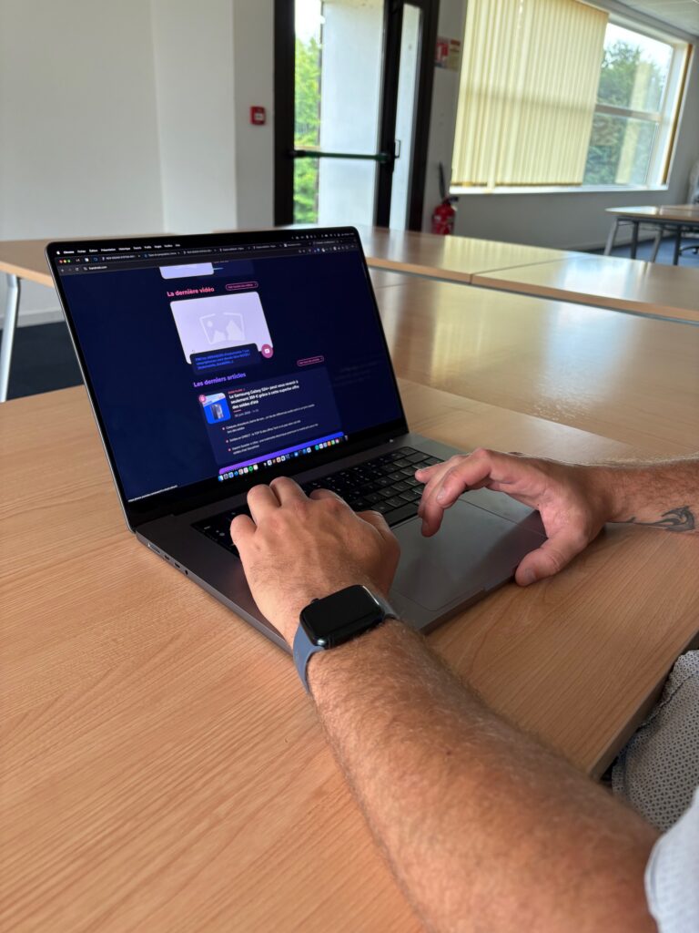 Mains d'homme écrivant sur un ordinateur